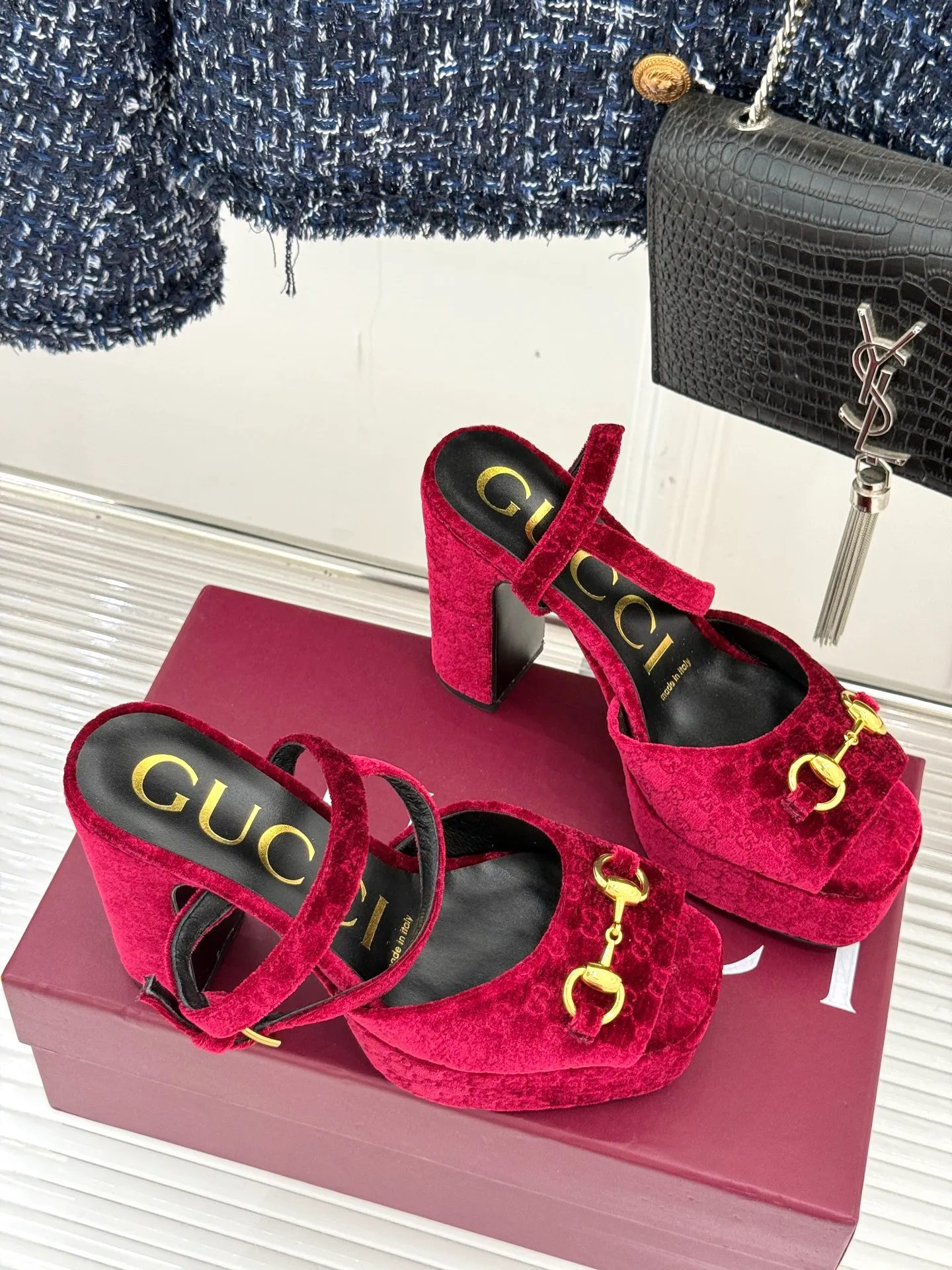 👟👟Ex-factory price 660👟👟 Gucci/Gucci classic horsebit pointed velvet square toe waterproof platform high-heeled sandals When the classic horsebit meets velvet texture, these sandals have become synonymous with elegance and individuality. The square toe design breaks the sharpness of the pointed toe and adds a bit of retro laziness. The delicate velvet upper feels luxurious and shows a high-end texture with the flow of light and shadow. Every step brings a gentle aura. The iconic metal horsebit embellishes the shoe body, instantly awakening brand recognition and cleverly blending retro style with modern fashion. The golden ratio of waterproof platforms and high heels not only lengthens the leg lines but also reduces walking pressure, allowing elegance without compromising comfort. Whether worn with a gorgeous dress to attend a dinner party or paired with retro jeans for a daily look, it can easily hold the spotlight and become the finishing touch in the look, highlighting unique taste and extraordinary style. The fabric is made of original customized velvet and the inner pads are all sheepskin. Heel height: 10.8 Water platform: 3.3 Italian imported genuine leather outsole size: 35-39 (40/41/42 customized)